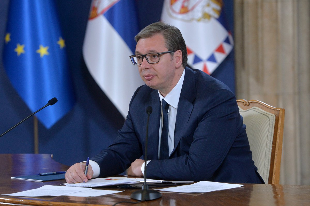 Председник Републике Србије Александар #Vucic <a href="/avucic/">Александар Вучић</a> рекао је вечерас да је први пут у нашој земљи просечна плата прешла 100.000 динара, да је сада 855 евра и додао да је пре десет година била само 330 евра.
sns.org.rs/novosti/vesti/…