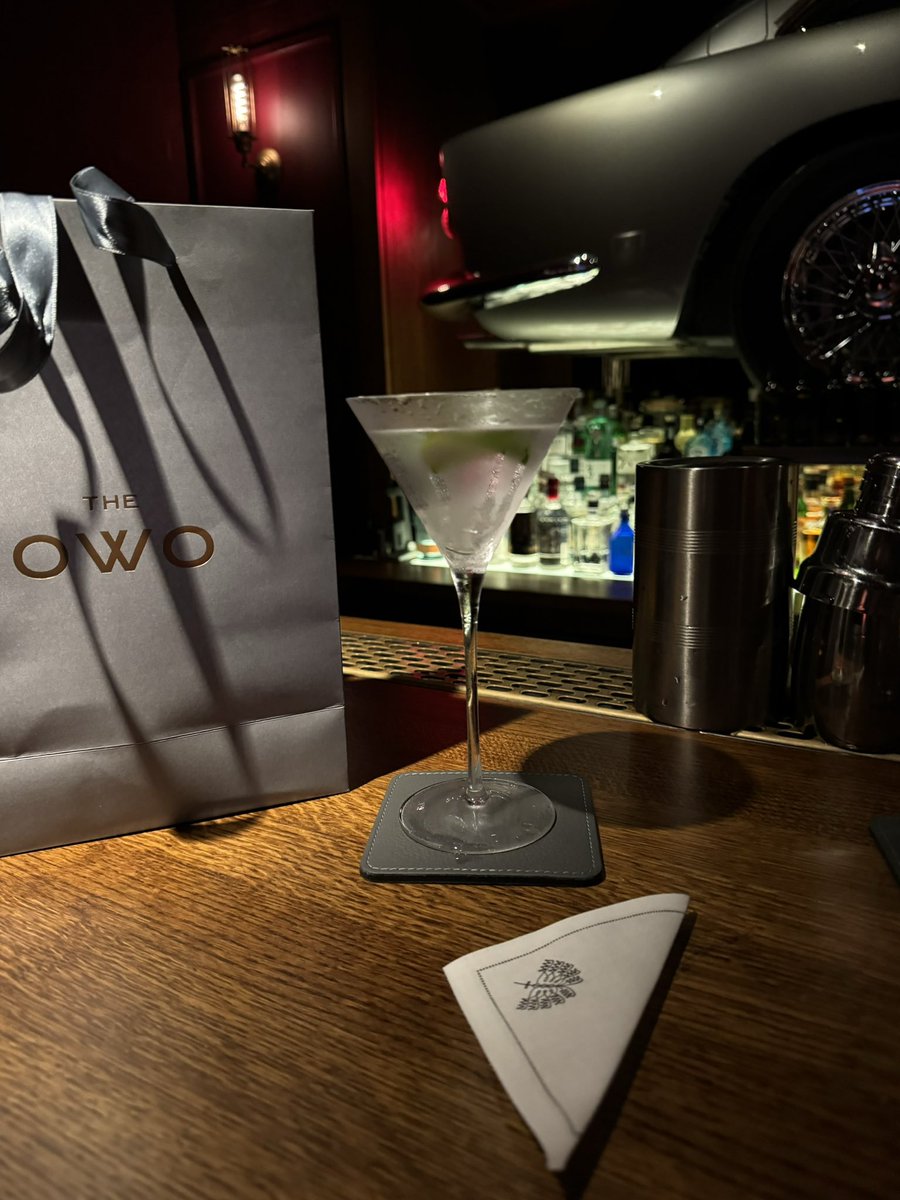 SiFrew's tweet image. @JeremyPalmer7 &amp;amp; @theresjenn - #007 Si Frew at The #SpyBar at @raffleshotels, #London at The OWO. #luxury #brandambassador #banker &amp;amp; #travelblogger sifrew.com in #London