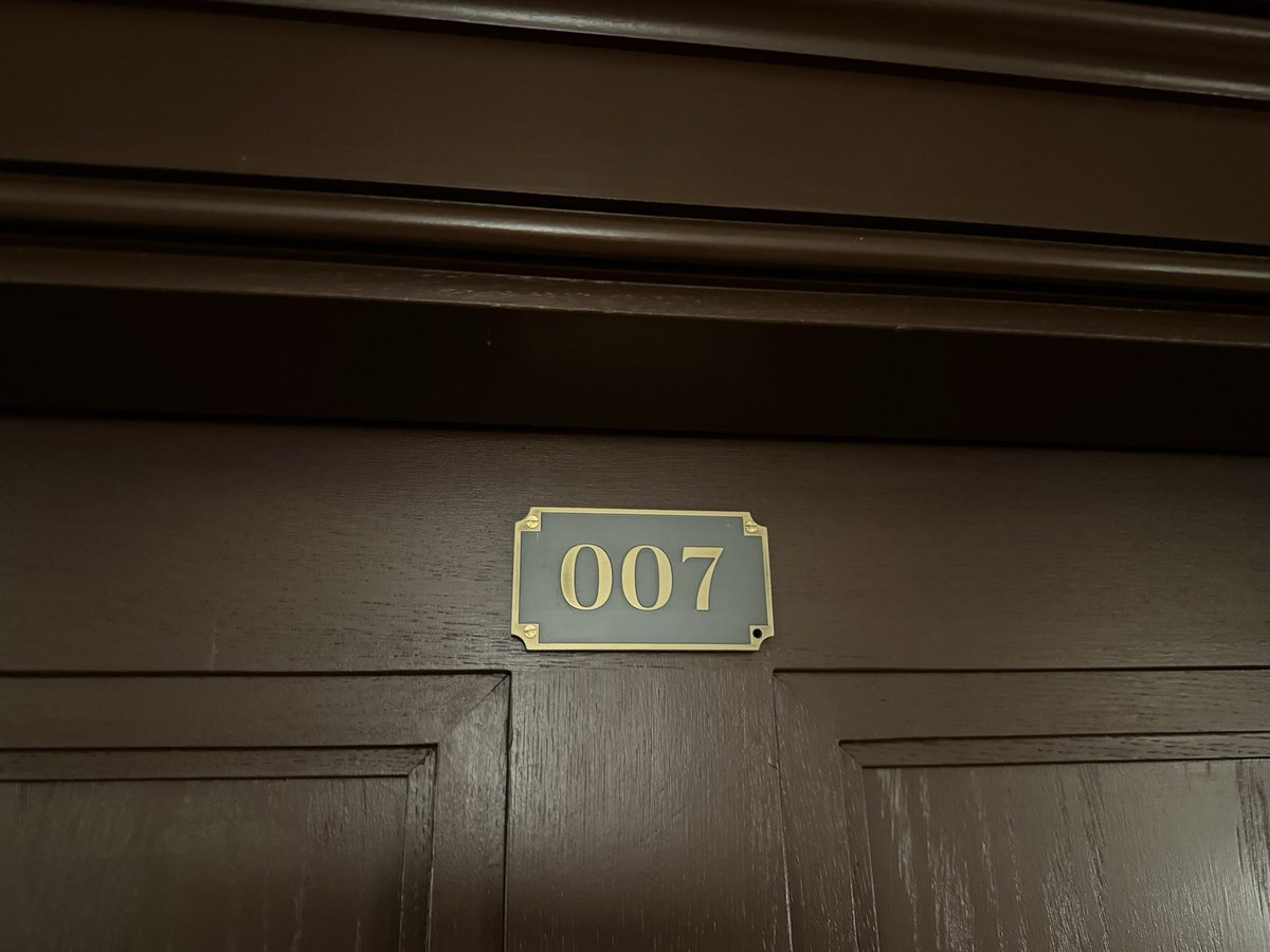 SiFrew's tweet image. @JeremyPalmer7 &amp;amp; @theresjenn - #007 Si Frew at The #SpyBar at @raffleshotels, #London at The OWO. #luxury #brandambassador #banker &amp;amp; #travelblogger sifrew.com in #London