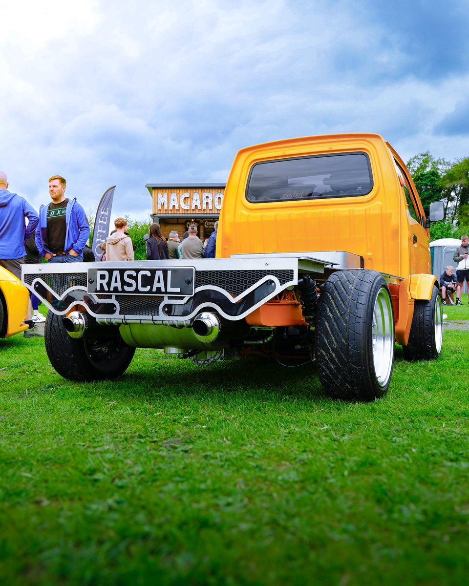 You need to appreciate the details of this little rascal built from Bedford 💛💛💛 
✖️
📸 zVE10
✍️ @lightroom
✖️
#carbuild #carinstagram #bedford #modifiedcars #ukcarscene #ukcars #stance #fitment #cambergang #lowered #loweredlifestyle #itg #toyotires
