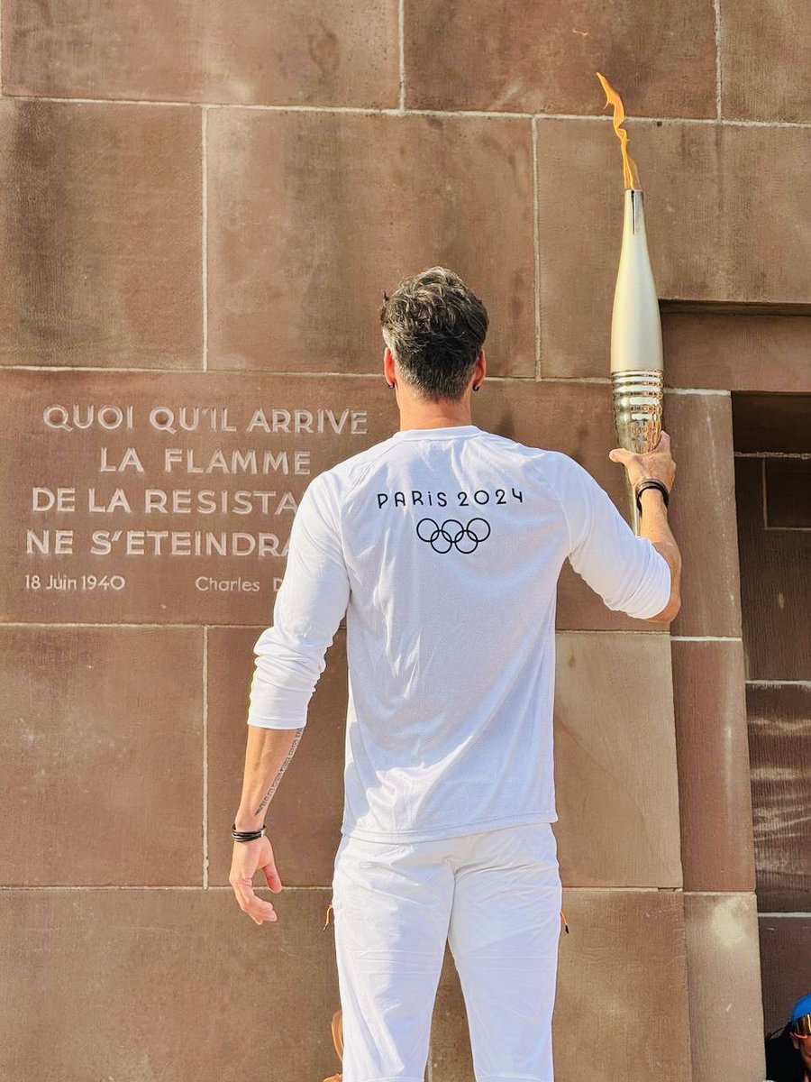 iacovellixavier's tweet photo. Quelle fierté d’accueillir la #FlammeOlympique dans notre ville de #Suresnes 🔥
De la forteresse du Mont-Valérien au Mémorial de la France Combattante les suresnois étaient nombreux pour ce moment inoubliable quand la flamme olympique a rencontré la flamme de la résistance. 
#JOP2024 #Suresnes #HautsdeSeine