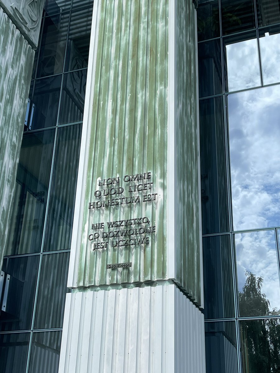 Sąd Najwyższy w Warszawie. 
Na pierwszym zdjęciu 3 cnoty: wiara, miłość i nadzieja. Matka i dwie córki. 
Budynek Sądu Najwyższego został obrócony o 180 stopni, istnieje kilka teorie dlaczego. Pierwotnie kariatydy miały być na froncie budynku.