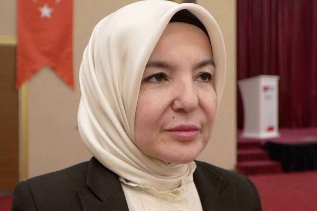 ajans_muhbir's tweet photo. Darülaceze Başkanlığı'na getirilen Esra Ceceli'nin Türkiye’de denkliği olan diploması olmadığı ortaya çıkmıştı.

Ceceli'nin İstanbul’daki evine giderken bile kendisini görevli yazdırıp para aldığı, şahsına ait ajans üzerinden ihalelere girdiği iddia edildi. (Sözcü - Fırat Fıstık) https://t.co/NZsDtZ1oEV
