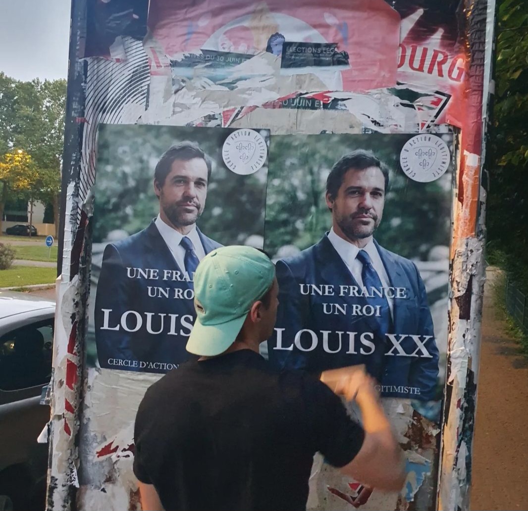 Monarchies2000's tweet image. Le Cercle d&apos;action légitimiste (CAL) de Strasbourg a placardé des affiches en faveur du prince Louis-Alphonse de Bourbon, duc d&apos;Anjou, dans certaines rues de la ville ou aux alentours. 1/4 #France #LouisXX #Legitimisme #monarchie #monarchie 🇫🇷👑👇