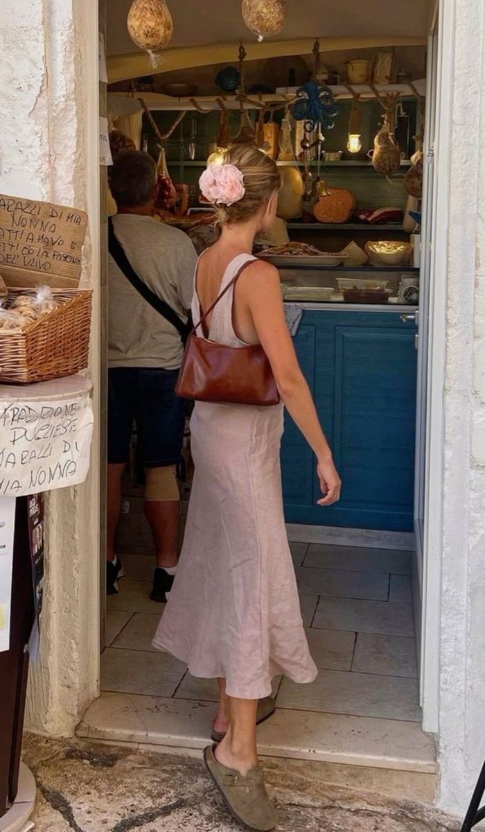 crunchycozygirl's tweet image. Men, your dream girl isn&apos;t on dating apps or at a nightclub, she&apos;s:

~ At church 
~ At the farmer&apos;s market
~ In the library
~ In a bookstore 
~ Sipping a whole milk latte in a cute cafe
~ Baking sweet treats for loved ones
~ Spending time in nature