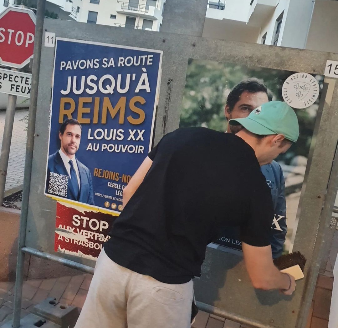 Monarchies2000's tweet image. Le Cercle d&apos;action légitimiste (CAL) de Strasbourg a placardé des affiches en faveur du prince Louis-Alphonse de Bourbon, duc d&apos;Anjou, dans certaines rues de la ville ou aux alentours. 1/4 #France #LouisXX #Legitimisme #monarchie #monarchie 🇫🇷👑👇