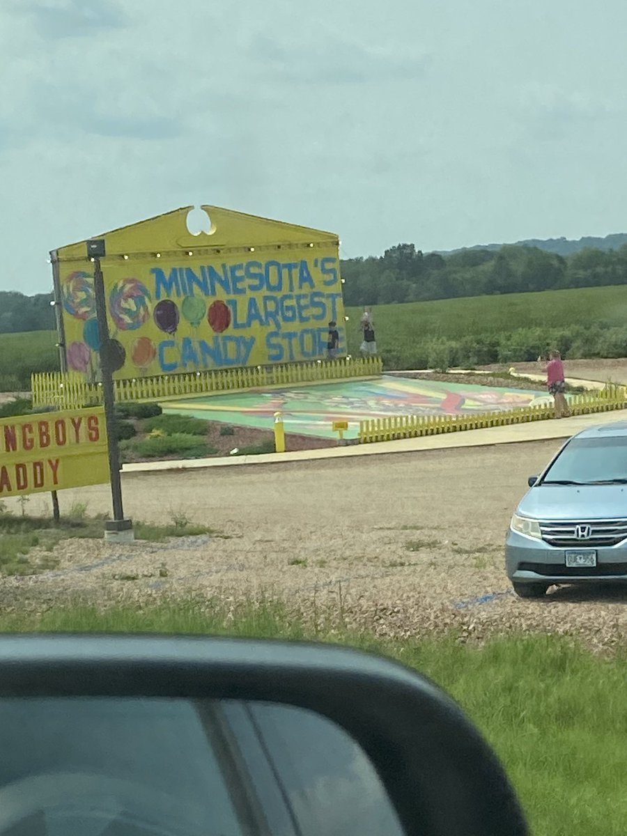 LauraFoell's tweet photo. Roadside attractions in Minnesota. Good ideas for traveling there. @minnesotazooo #minnehahafalls #travelminnesota https://t.co/4qw2LOXNTe