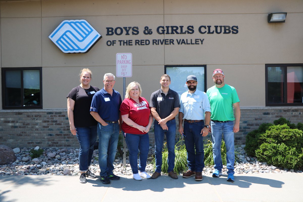 HBCFM's tweet photo. 🛠️Earlier this month, over 50 @BuildRRV volunteers came together with the kids of @BGCRRV to build bird feeders, provided by @Lowes. 

💪This was made possible by the nat'l partnership between @NAHBhome @BGCA_Clubs  &amp; grant funds from NAHB.

😊Thank you to everyone involved! https://t.co/jbARitxAzI
