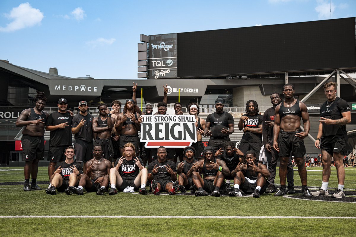 Throw them 2’s up 😤
#TheStrongShallReign x #Bearcats