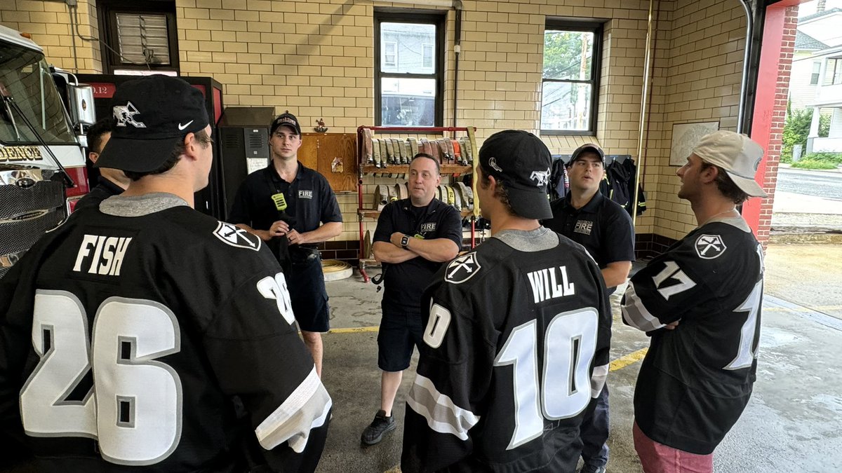 FriarsHockey's tweet image. 𝙁𝙧𝙞𝙖𝙧𝙨 𝙄𝙣 𝙏𝙝𝙚 𝙉𝙚𝙞𝙜𝙝𝙗𝙤𝙧𝙝𝙤𝙤𝙙 

Honored to visit the crew at the Admiral St Firehouse (Engine 12/Ladder 3) today. Appreciative of everything they do.