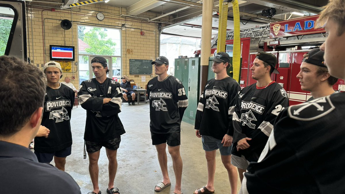 FriarsHockey's tweet image. 𝙁𝙧𝙞𝙖𝙧𝙨 𝙄𝙣 𝙏𝙝𝙚 𝙉𝙚𝙞𝙜𝙝𝙗𝙤𝙧𝙝𝙤𝙤𝙙 

Honored to visit the crew at the Admiral St Firehouse (Engine 12/Ladder 3) today. Appreciative of everything they do.