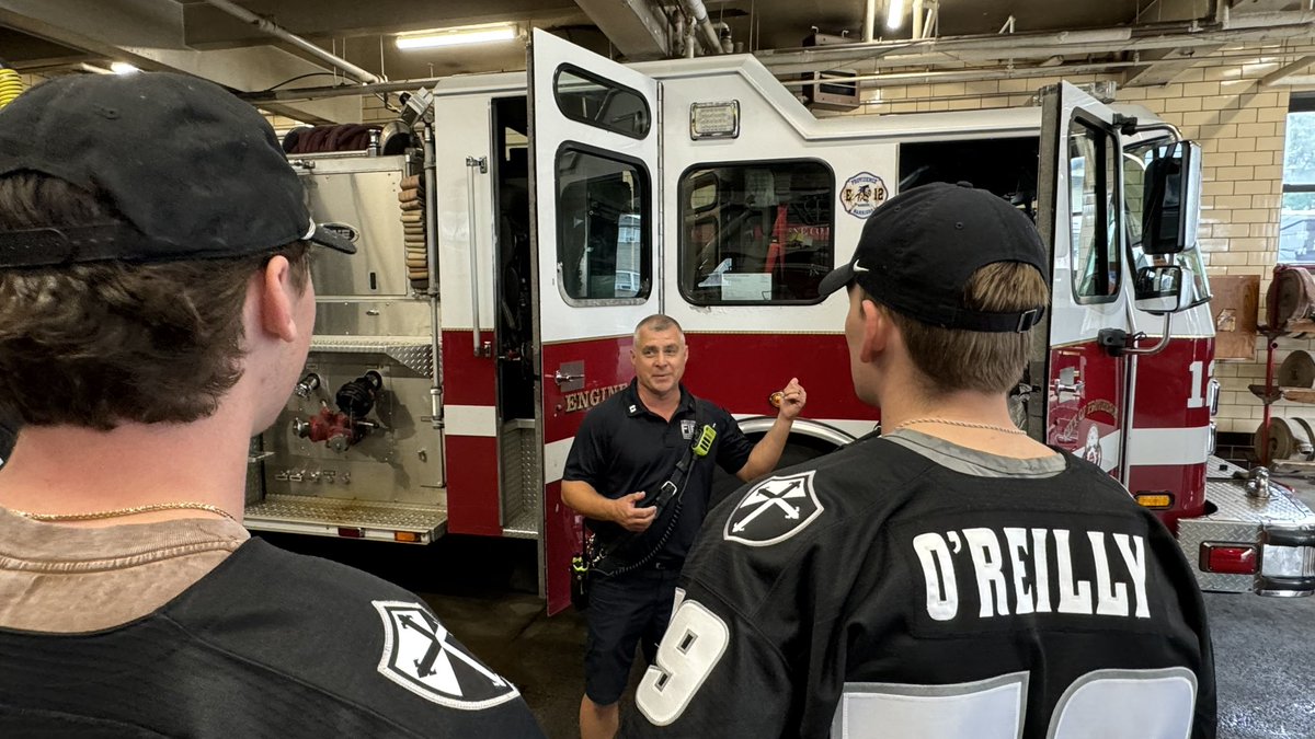 FriarsHockey's tweet image. 𝙁𝙧𝙞𝙖𝙧𝙨 𝙄𝙣 𝙏𝙝𝙚 𝙉𝙚𝙞𝙜𝙝𝙗𝙤𝙧𝙝𝙤𝙤𝙙 

Honored to visit the crew at the Admiral St Firehouse (Engine 12/Ladder 3) today. Appreciative of everything they do.
