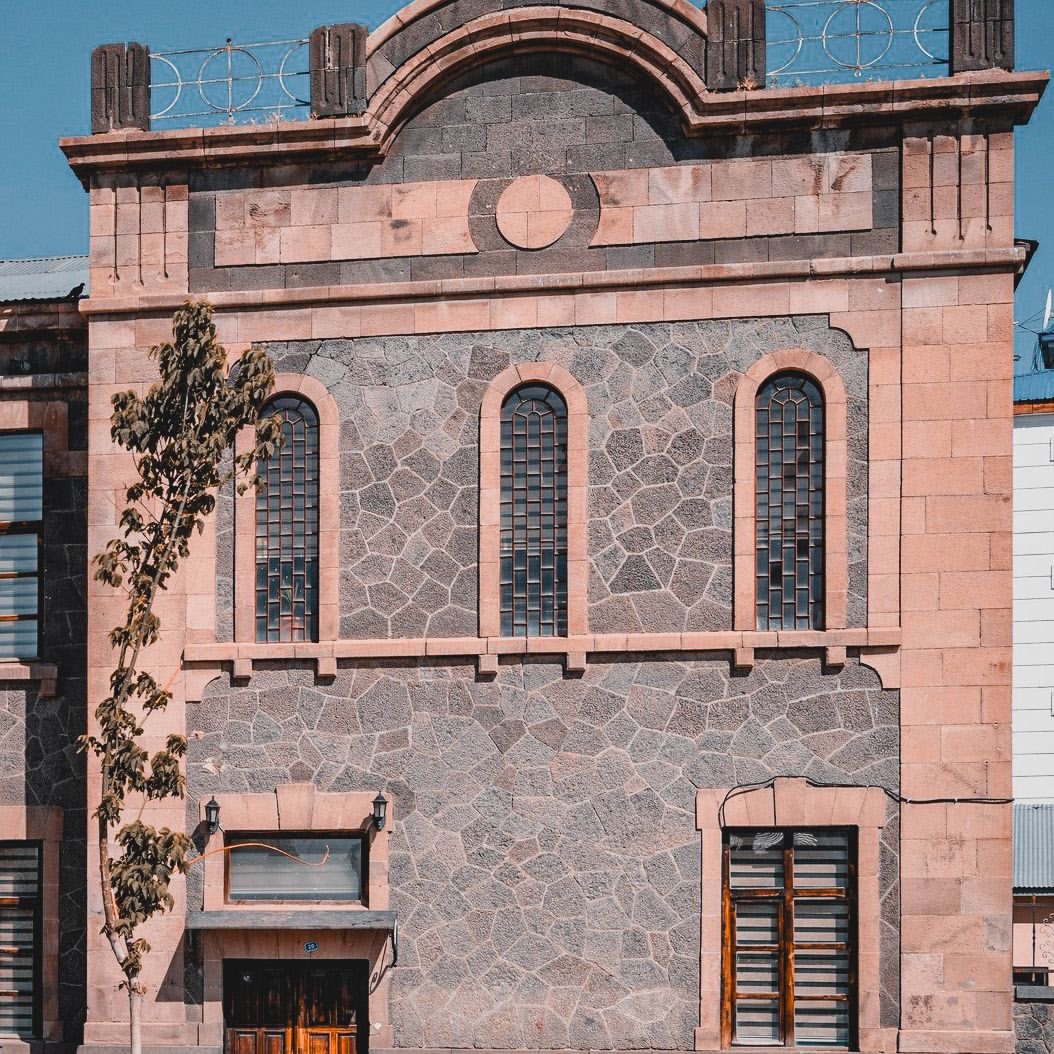 gezsen_tr's tweet photo. Fotoğraf makinen hazırsa yola çıkmanın tam zamanı! 📷

Baltık mimarisinin sade, zarif ve asırlık örneklerini Kars’ta keşfetmeye ne dersin? ️ 

Şehrin tarihi meydanlarında kameralara poz veren zarif yapıları fotoğraflamak ve Kars’ın tarihini yansıtan bu binaların hikayelerini yerinde öğrenmek için seni de Kars’a bekliyoruz! 🤩

#GezsenTR #KarstaKeşfetsen #KarstaGörsen