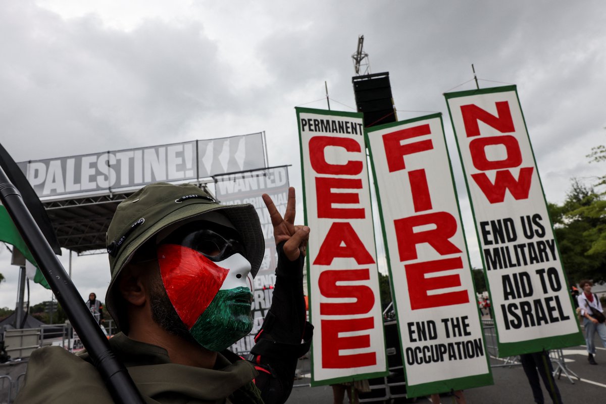 AJEnglish's tweet photo. Thousands gather in Washington, DC, to protest against Israeli PM Netanyahu’s visit to the US Congress — in pictures. 

🔗: https://t.co/LiifSGxbz9 https://t.co/93byXPZ6VZ
