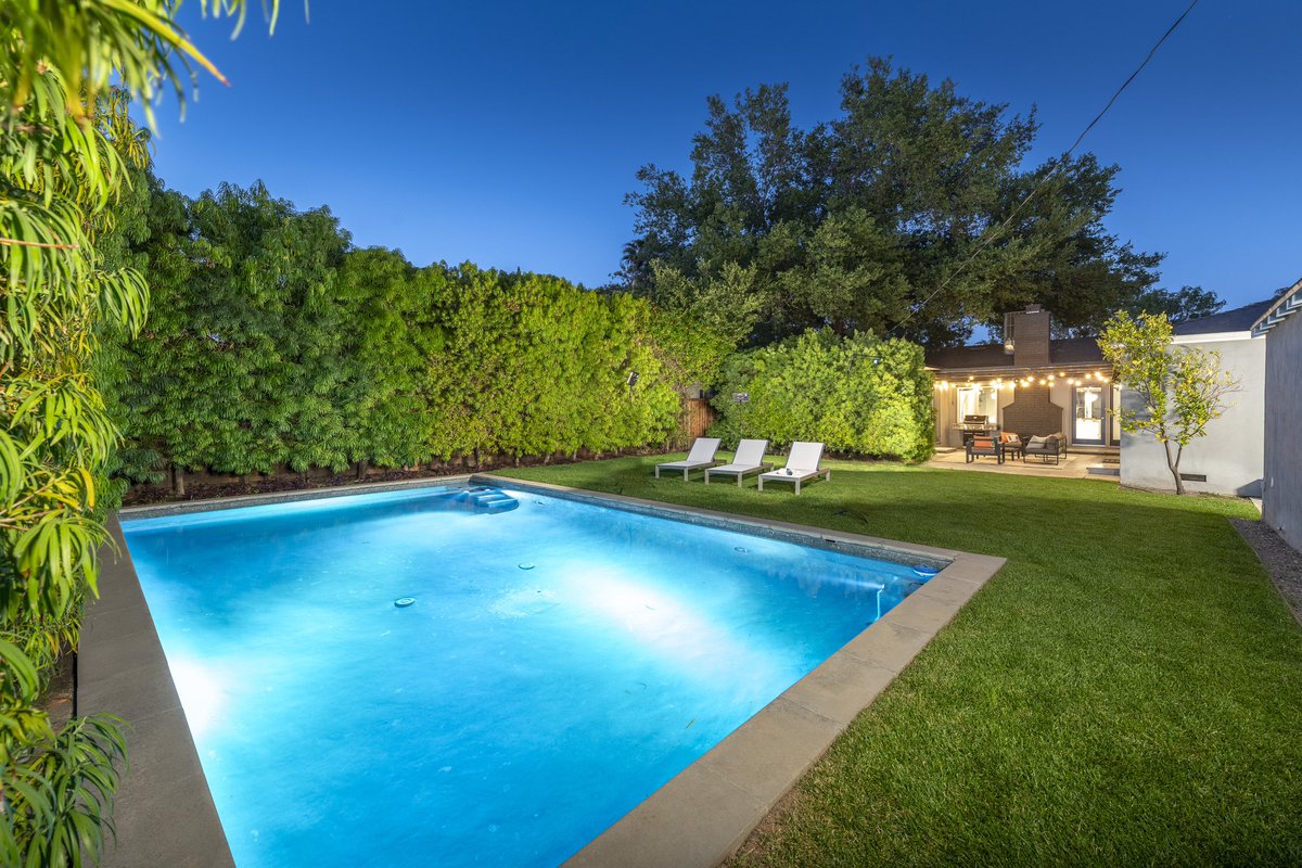 RogerPerryLA's tweet image. FOR SALE! 

4919 Biloxi Ave

$1,750,000

3 bd • 3 ba • 1,967 sq ft

Entertainers’ paradise with indoor/outdoor flow. Covered, oversized loggia is perfect for outdoor dining or lounging around a firepit. Sitting on a 8k sqft flat lot with ebony, wood floors, and updated systems!