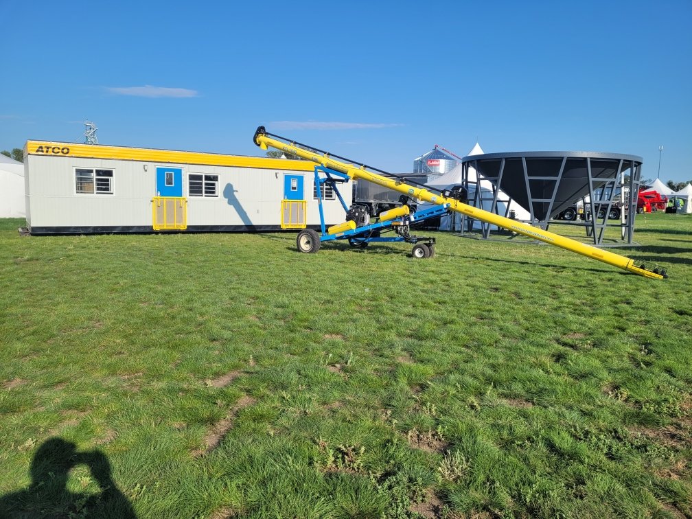 ekayenterprises's tweet photo. Team work at #AginMotion 
#ASSIE  V Leg Hopper and #theBiggarAuger winning combination with the longest intake reach for a 40' Auger 
#hopperbottom
#grainbin 
#bestgrainauger https://t.co/JrBVPTTa5o