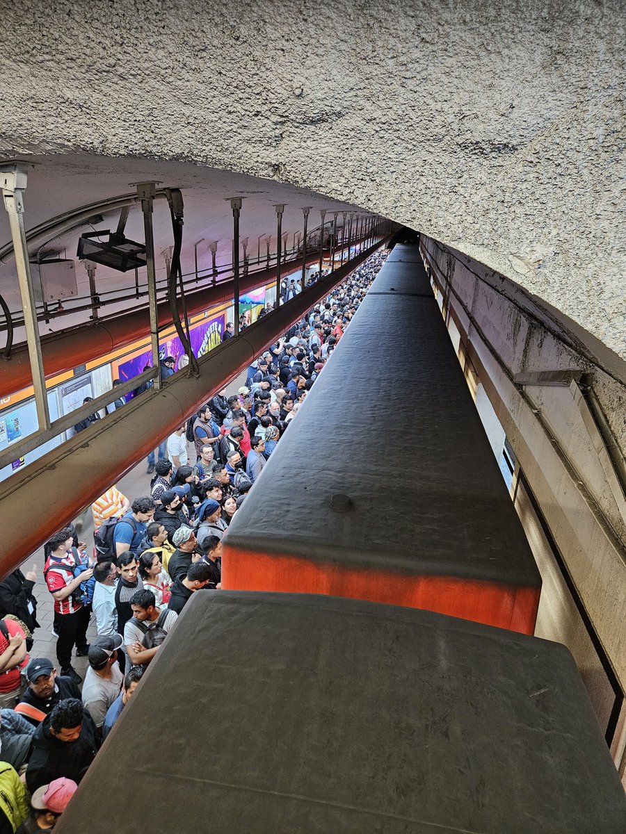 Ellapelirroja's tweet photo. Seguros que cada 5 minutos pasa el metro en la línea 7? @MetroCDMX https://t.co/8jd7H3XKUD