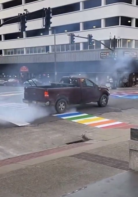 CitizenFreePres's tweet image. Hmm, first photo is a hate crime, and the second is free speech.