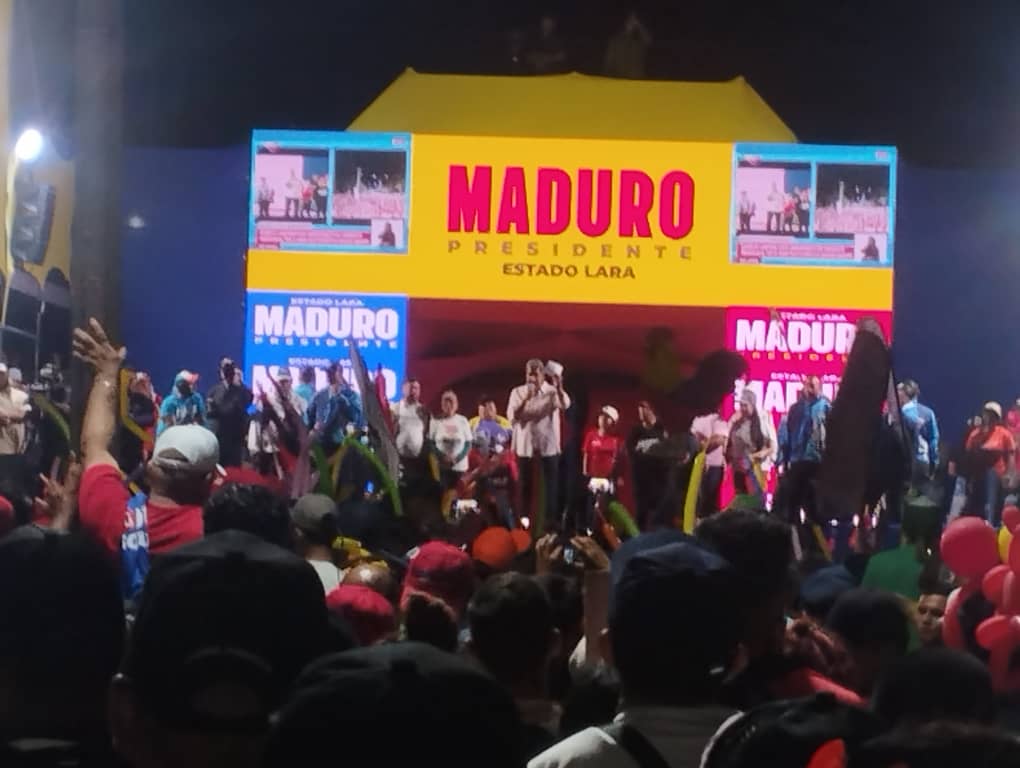 #UniversitariosConElGalloPinto 
Pueblo de Lara y  estudiantes reciben al #ConductorDeVictorias
Este #28jul #VenezuelaVence

#JuntosSeguimosAvanzando
 #formandoelpresentedelapatria

<a href="/nicolasmaduro/">Nicolás Maduro</a> <a href="/sandraoblitasr/">Sandra Oblitas Ruzza</a> <a href="/MPPEU_Ve/">MPPEU_Ve</a> @drodrigezven  <a href="/iroschimajpsuv/">Iroschima Vásquez</a>
