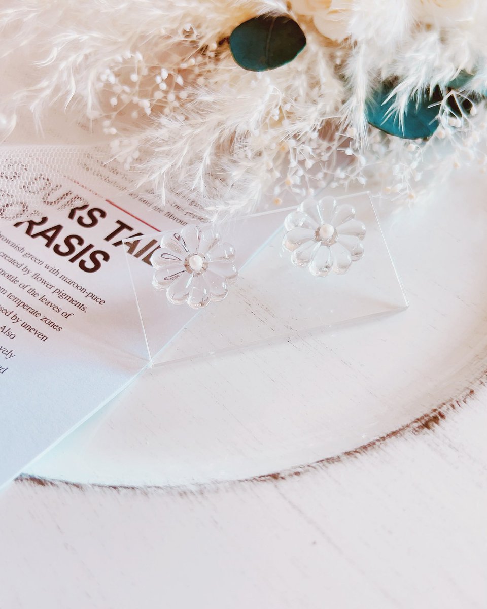 シンプルなのに存在感抜群のちゅるんとしたお花ピアス🌷´-
真ん中に淡水パール使用してます♡
こちらイヤリングもございます(⋆ᴗ͈ˬᴗ͈⋆)
気になる方は是非DMください😊