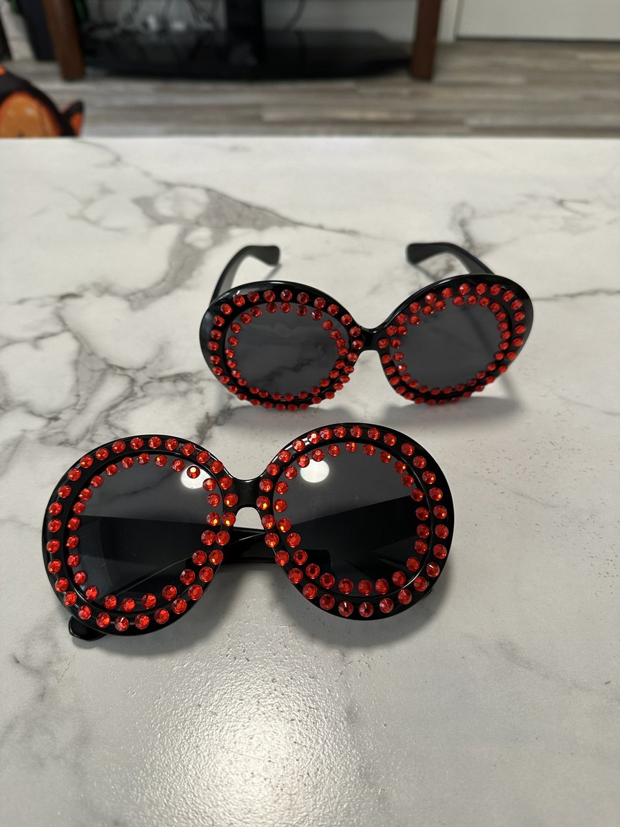 ASAP_raquel's tweet photo. DIY’d rezz “goggles” for das energi 😂 https://t.co/xU1c0sUTsG