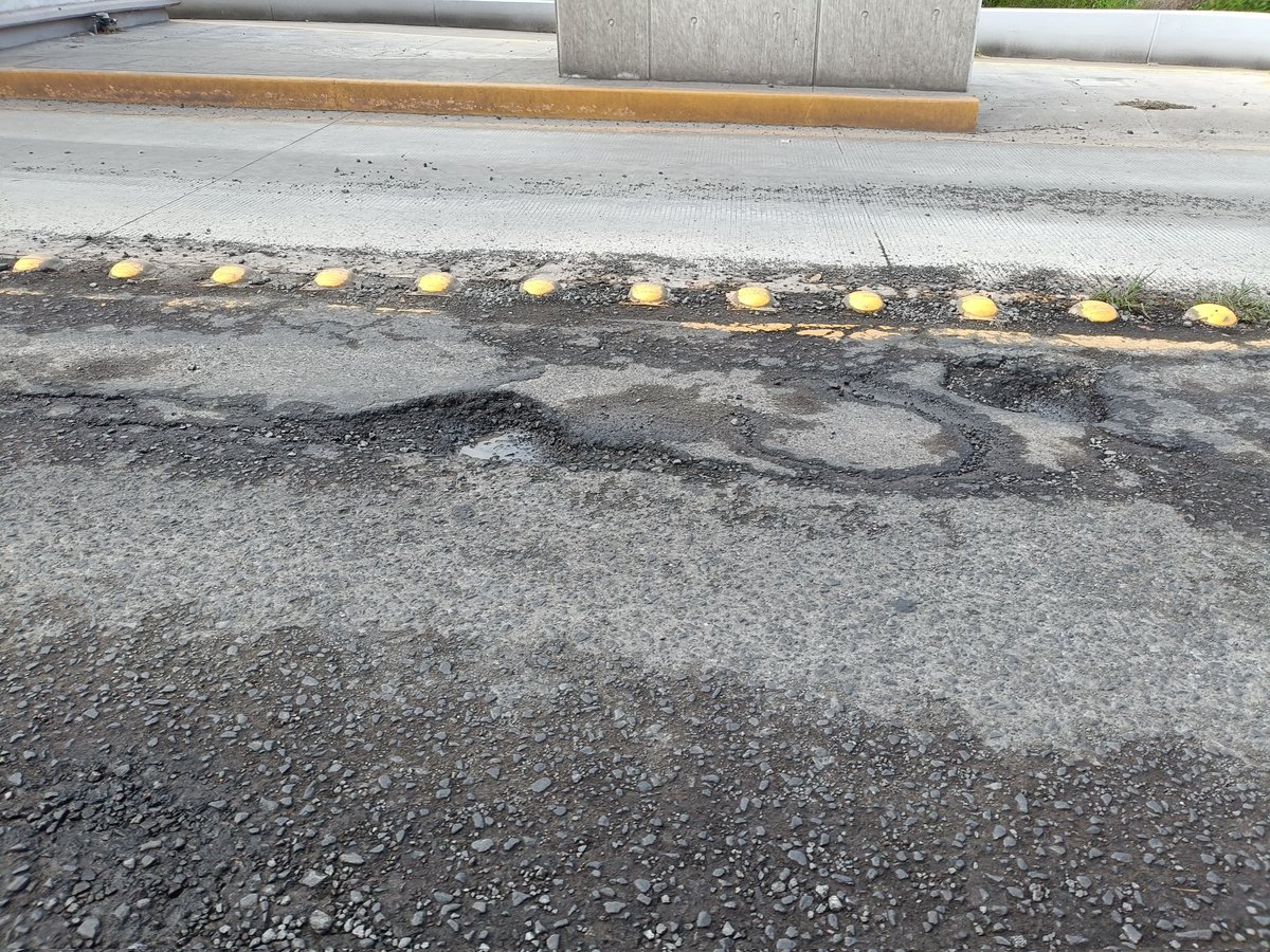 germanruss's tweet photo. @mpio_El_Marques ojalá puedan prestar atención a la mala calidad del asfalto en la salida del mirador pasando HEB justo en donde está la estación del #Qrobus #baches #apoyo https://t.co/KDJhSbzO3n