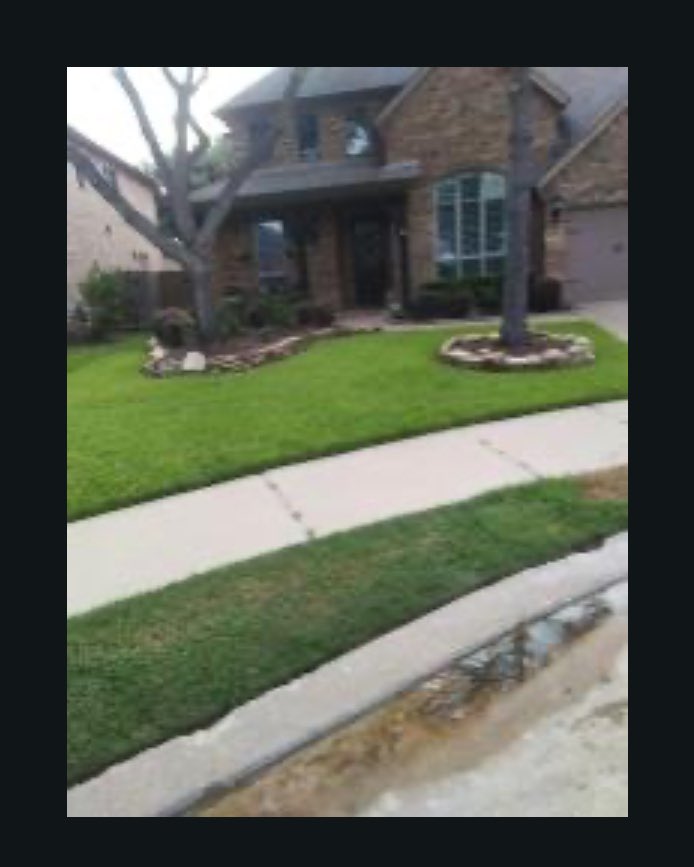 libbyshims's tweet photo. @UPS 
This is my parcel that was delivered today- crushed and wet.  Driver obvi knew the poor condition and took the pic from the truck instead of close up on porch like always.  You’re becoming USPS- do better. https://t.co/keEJXKB26i
