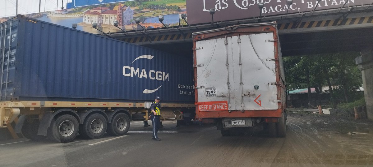 rexdayao's tweet photo. A truck blocking Marilao NLEX causing more than a kilometer traffic. Choose to exit in Bocaue since misleading ang moving traffic being shown by @NLEXexpressways https://t.co/6AAUdPfwgv