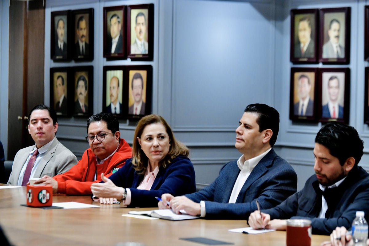 PRI_Nacional's tweet photo. El trabajo por México no se detiene. Por ello, nuestra Presidenta, @GOrtizGlez, y nuestro Secretario General, @miguelalonsogob, se reunieron con Secretarias y Secretarios del CEN del PRI para analizar las distintas acciones que está emprendiendo nuestro partido en respaldo a las causas ciudadanas.
