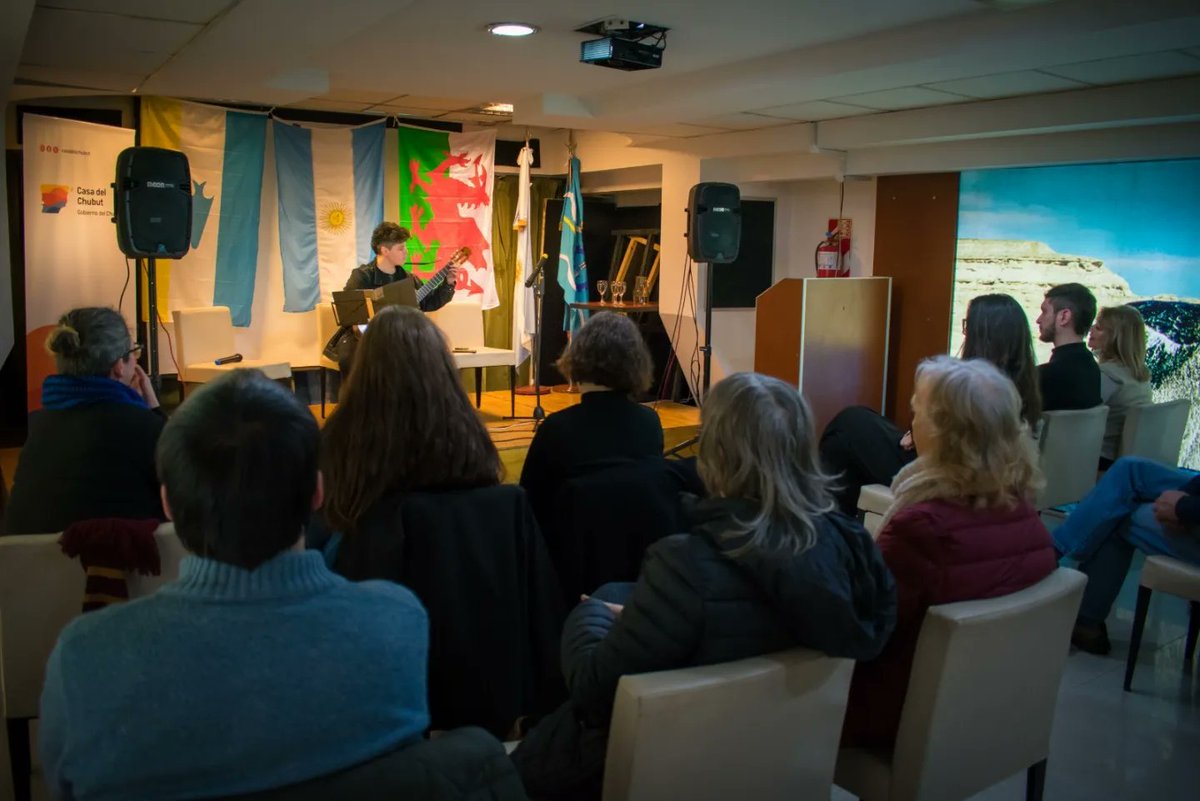 ENCUENTRO EN CASA DEL CHUBUT

Estuvimos en la <a href="/CasaDelChubut/">Casa del Chubut</a> en Buenos Aires donde nos reunimos con su director, <a href="/FedePuratich/">Fede</a>, y su equipo, que realiza un trabajo muy destacable en distintos ámbitos para ayudar al bienestar de estudiantes y de personas residentes en Chubut que