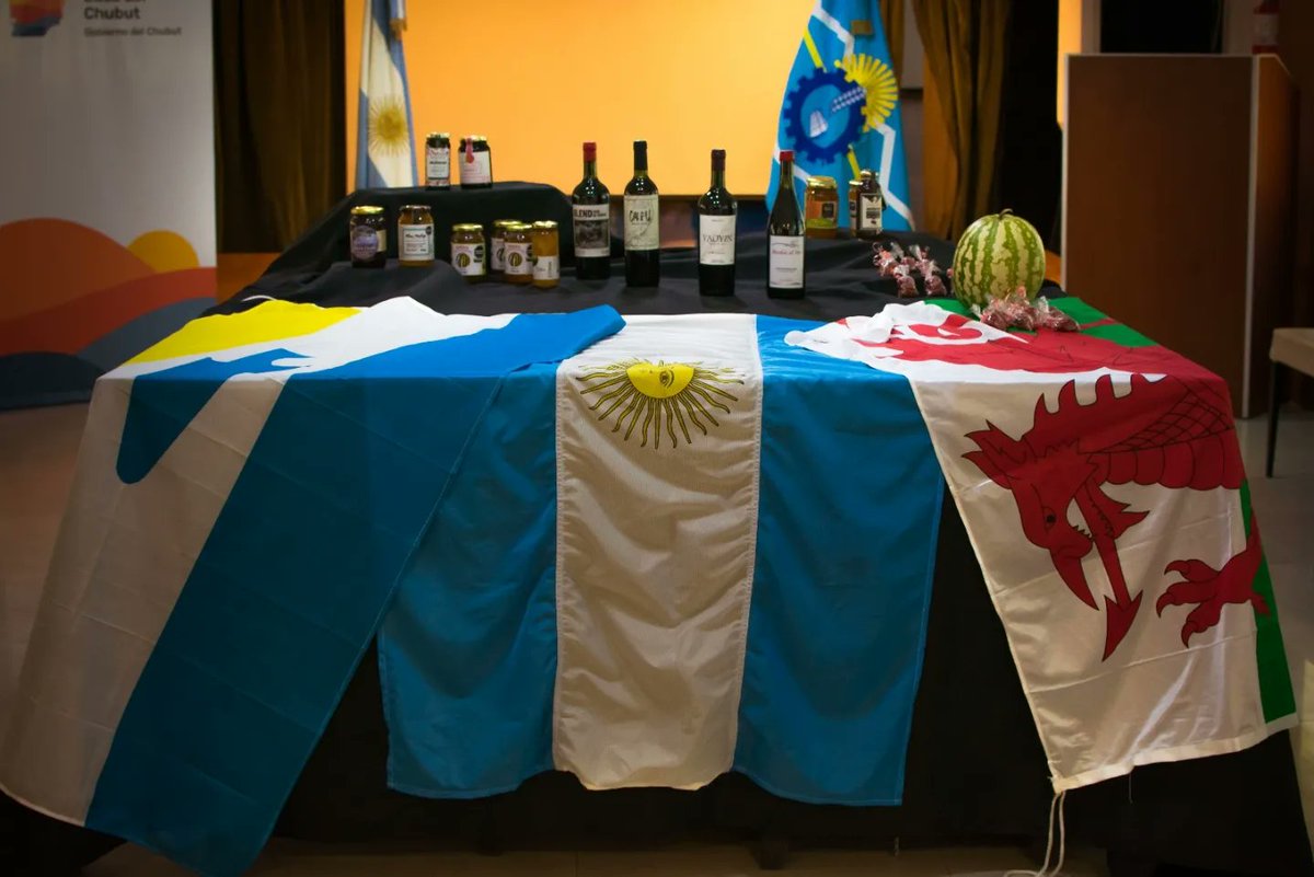 gustamenna's tweet photo. ENCUENTRO EN CASA DEL CHUBUT

Estuvimos en la @CasaDelChubut en Buenos Aires donde nos reunimos con su director, @FedePuratich, y su equipo, que realiza un trabajo muy destacable en distintos ámbitos para ayudar al bienestar de estudiantes y de personas residentes en Chubut que por distintos motivos se trasladan a la Capital Federal. 

Nos acompañaron @MacarenaAcuipil, subsecretaria de Relaciones Institucionales de la Provincia, y Mijail Jaremtchuk, director de administración de la Casa del Chubut. 

Aprovechamos la oportunidad además para recorrer la muestra de la Semana de Gaiman, que se inició el lunes y durante la cual la Municipalidad impulsa actividades para promocionar los atractivos turísticos, culturales y productivos de la localidad y de la región, en el contexto de la celebración del 150° aniversario de la fundación de la localidad.