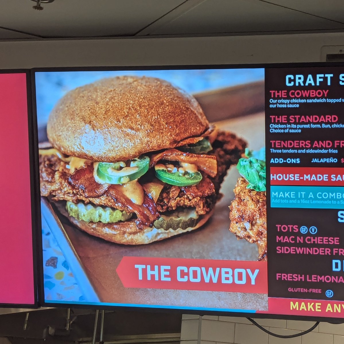 pantskaraoke's tweet photo. It was a good sandwich @FlyriteChicken but that bun was 100% not as advertised! https://t.co/X86p3zxcsv