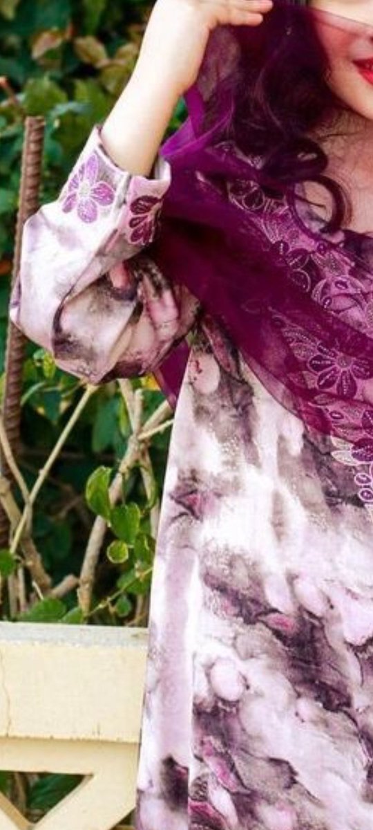 انا بنت بدو تهيضها لمعت البراق 
والا سمعت رعود المطر رحبت فيها 
مثل مايرحب باللقاء خاطر المشتاق 
علي من بشاشة عينه بشوف غاليها.❤️

#صباح_الخير