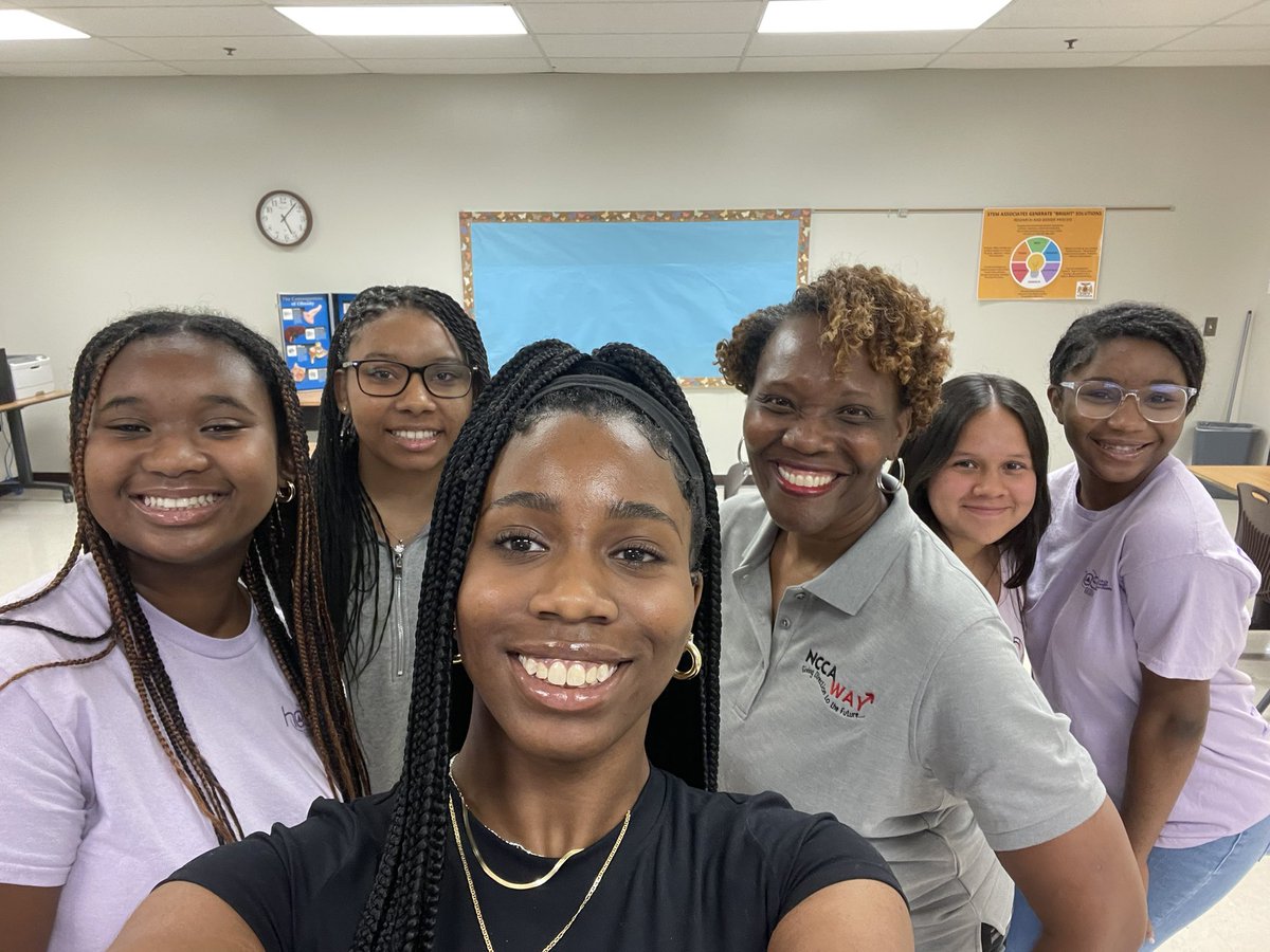 AxsonRoberta's tweet photo. I will always make time and space for my students! I’m so grateful for their continued support for future @NCCA_Covington students ❤️🏥
#myncca @NCSS_CTAE @NCCAWBL @NCCA_STEM #SpiritPrideExcellence https://t.co/T6htSjDaNz