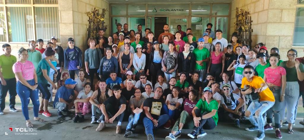 Hasta el <a href="/CBioplantas/">Centro-de-Bioplantas</a> de la <a href="/UNICACu/">Universidad de Ciego de Ávila</a> lleguen los jóvenes del campamento de Verano. Una jornada de producción agrícola #Cuba #CiegoDeÁvila #ModoVerano <a href="/AAB_Cuba/">Alicia Alonso Becerra</a> <a href="/AlfreMenendez/">Alfre Menendez</a> <a href="/CubaMES/">MES</a> <a href="/CutinoMiladys/">Miladys Causilla Cutiño</a> <a href="/DianelysLB/">Dianelys Leon Bermúdez</a> <a href="/DiazCanelB/">Miguel Díaz-Canel Bermúdez</a> <a href="/Invasorpress/">Periódico Invasor</a> <a href="/WalterBG_MES/">Walter Baluja García</a>