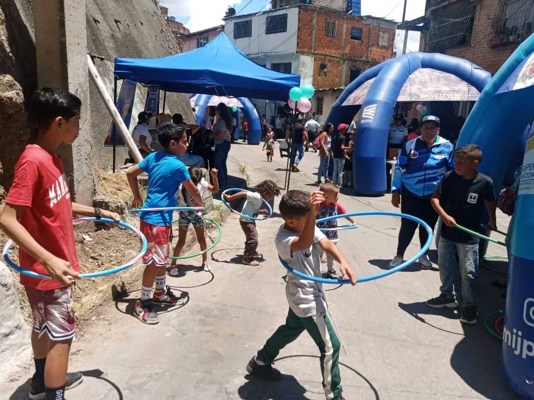 SUNADMiranda's tweet photo. La Superintendencia Nacional Antidrogas en el estado Miranda participo en  jornada integral en el   barrio Bolivar realizando actividades recreativas e informativa a los niños, niñas y adolescentes de dicha comunidad https://t.co/F4HRjjes65