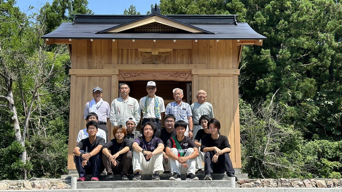 dakara_sado's tweet photo. 佐渡ニ宮神社さまの本殿覆屋が無事完成し、本殿を奉納させていただきました。地域の皆さまありがとうございました。

#伝統文化と環境福祉の専門学校 #sado #佐渡 #宮大工 #大工 #新潟 #専門学校 https://t.co/R6ayz39etR