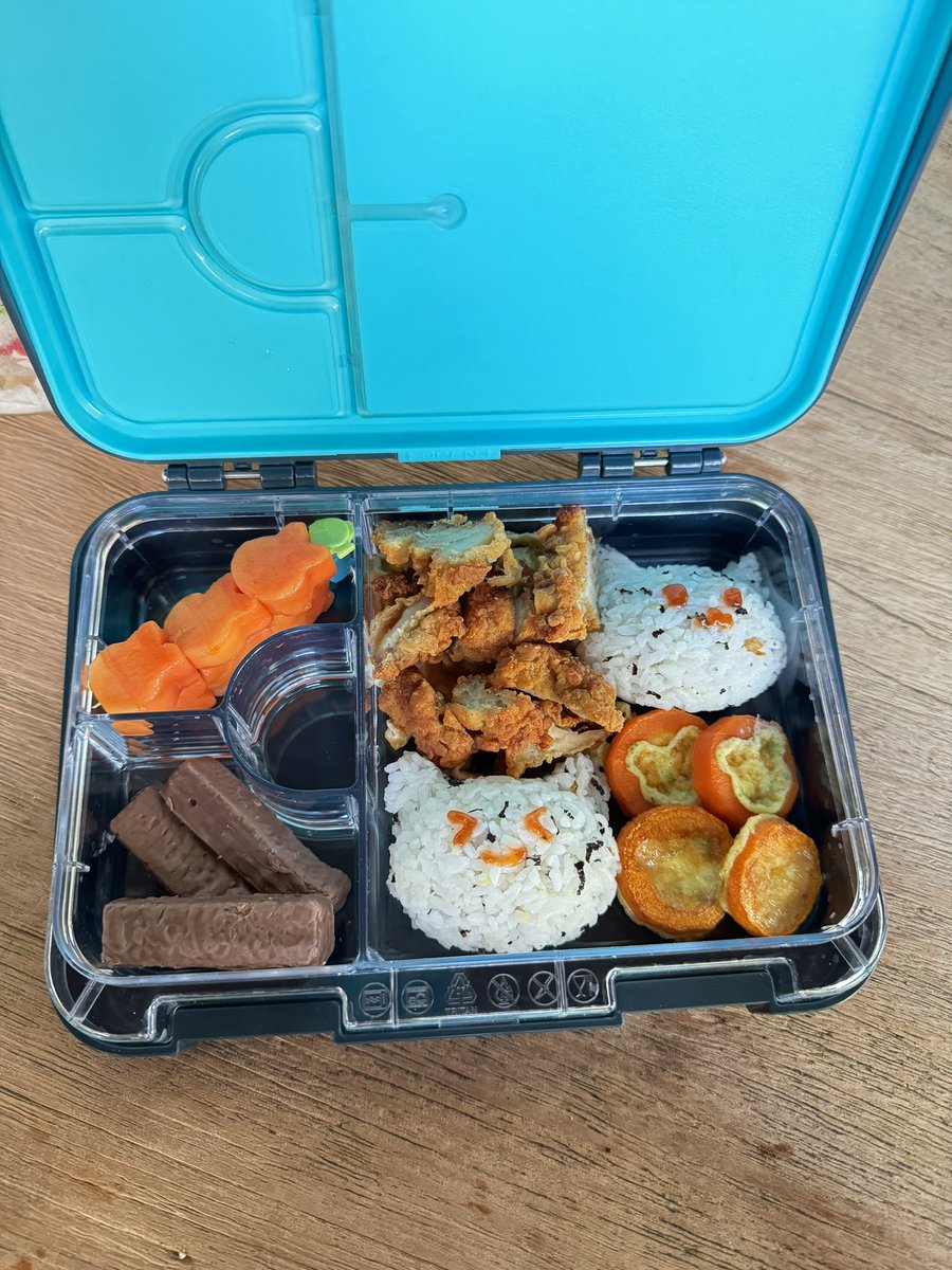 Bekel acel hari ini
Nasi kucing, karage, pepaya, wortel isi telur, dan biskuit