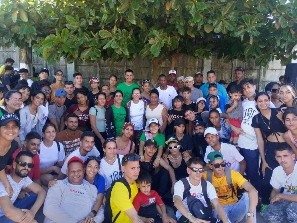Jóvenes del Campamento de Verano de la <a href="/UNICACu/">Universidad de Ciego de Ávila</a> realizan actividad comunitaria en el reparto Rivas Fragas del municipio #CiegoDeÁvila, magnífico momento para compartir con los niños de la comunidad #Cuba <a href="/AAB_Cuba/">Alicia Alonso Becerra</a> <a href="/AlfreMenendez/">Alfre Menendez</a> <a href="/CubaMES/">MES</a> <a href="/CutinoMiladys/">Miladys Causilla Cutiño</a> <a href="/DianelysLB/">Dianelys Leon Bermúdez</a> <a href="/DiazCanelB/">Miguel Díaz-Canel Bermúdez</a>