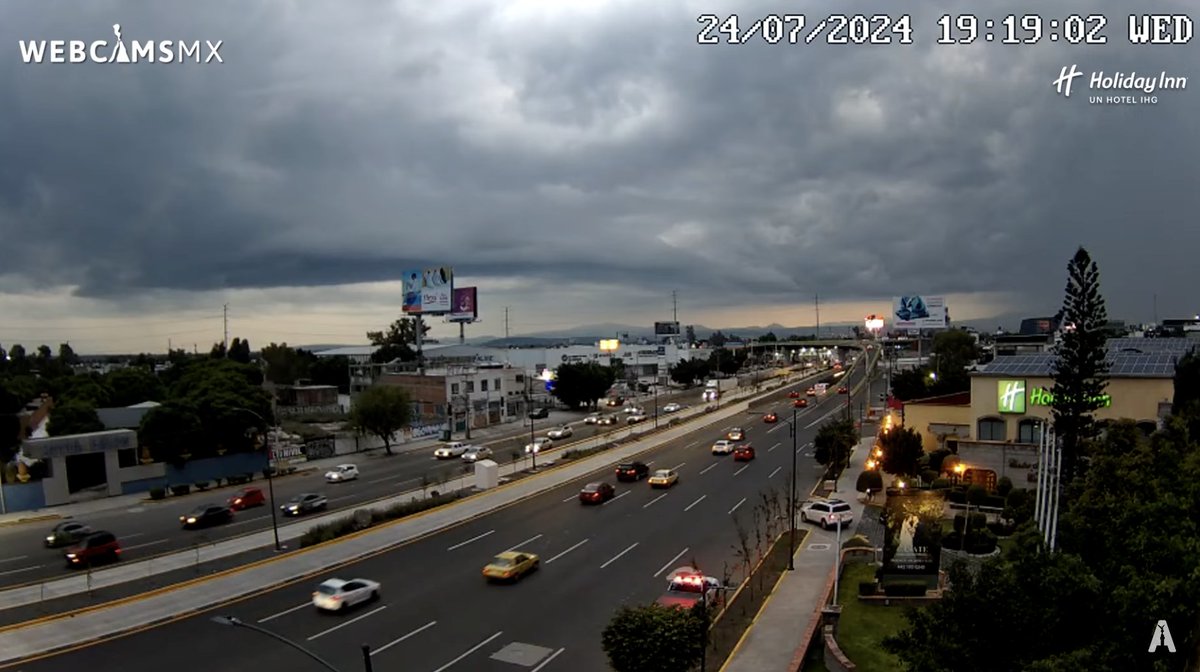 webcamsdemexico's tweet photo. ¡Impresionantes nubes de tormenta en #Querétaro, captadas desde nuestra nueva cámara en el centro histórico!

Vista de la Avenida 5 de Febrero desde Hotel @HolidayInn Querétaro Centro Histórico. https://t.co/HU2yWFTEIF