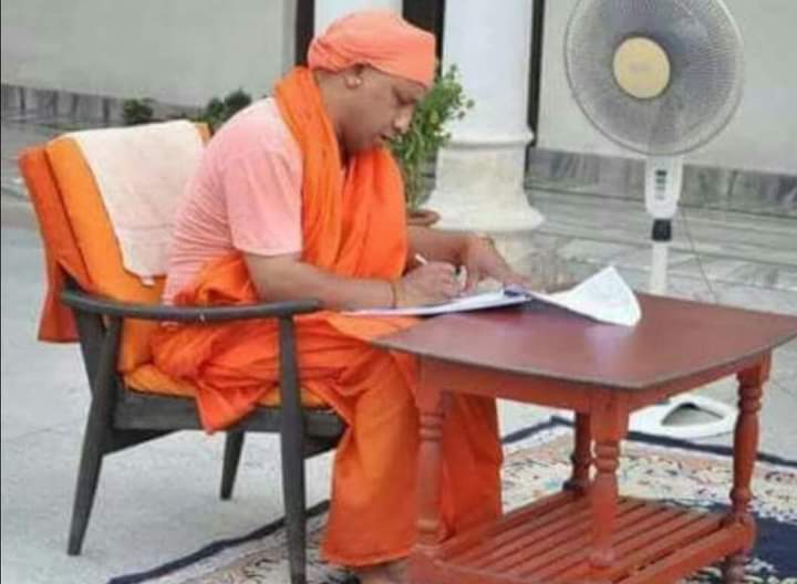 Uday_T2's tweet photo. जब योगी जी पहली बार मुख्यमंत्री बने तो,,एक अधिकारी फ़ाइल लेकर पहुंचे और कहा कि आप कौन सी नई गाड़ी में चलना पसंद करेंगे?
तो योगी जी ने कहा मतलब, तो उस अधिकारी ने कहा जब भी कोई नया मुख्यमंत्री आता है तो वो नई गाड़ी खरीदता है, इसके पूर्व के cm अखिलेश और मायावती जी भी अपने लिए करोड़ों रूपये की महंगी गाड़ियां खरीदी हैँ, तो योगी जी ने कहा, मुझे कोई नई गाड़ी नही चाहिए मैं पुरानी गाड़ी से चल लूंगा, बस उसके सीट पर एक दो चार सौ का भगवा गमछा जरूर रख देना,,वो भी ना हो पाए तो मैं अपने मठ वाली गाड़ी से ही चल लूंगा, तब अधिकारी ने दूसरी फ़ाइल उनके सामने रखी और कहा कि यहां आप साइन कर दीजिये योगी जी ने पूरी फ़ाइल पढ़ी और बस एक लाइन उसकी समझ में नही आ रही थी तो उन्होंने ने उस अधिकारी से पूछा,भाई इसका क्या मतलब है तो उसने कहा ये मुख्यमंत्री और मंत्रीयो के टैक्स की फ़ाइल है जिनका सारा टैक्स सरकार भरेगी,, तो योगी ने कहा मुख्यमंत्री और मंत्री क्या इतने गरीब हैँ कि अपना टैक्स नही भर सकते, आज से सारे लोग अपना टैक्स खुद भरेंगे, जनता का पैसा जनता पर खर्च होगा, अधिकारी हक्का बक्का होकर कहने लगा लेकिन ये सब पिछले 40 वर्षों से चला आ रहा है,,, तब योगी ने कहा आज से नही चलेगा हम यहां जनता की सेवा करने आए हैँ अपना शौक पूरा करने नही...ऐसे पता नही कितने नियम और क़ानून बदल कर योगी ने जन प्रतिनिधि की जो स्वच्छ ईमानदार और शानदार छवि जनता के बीच बनाई है वो एक नज़ीर बन गई है,, काश सभी मुख्यमंत्री, मंत्री और ज़न प्रतिनिधि ऐसे होते...🙏