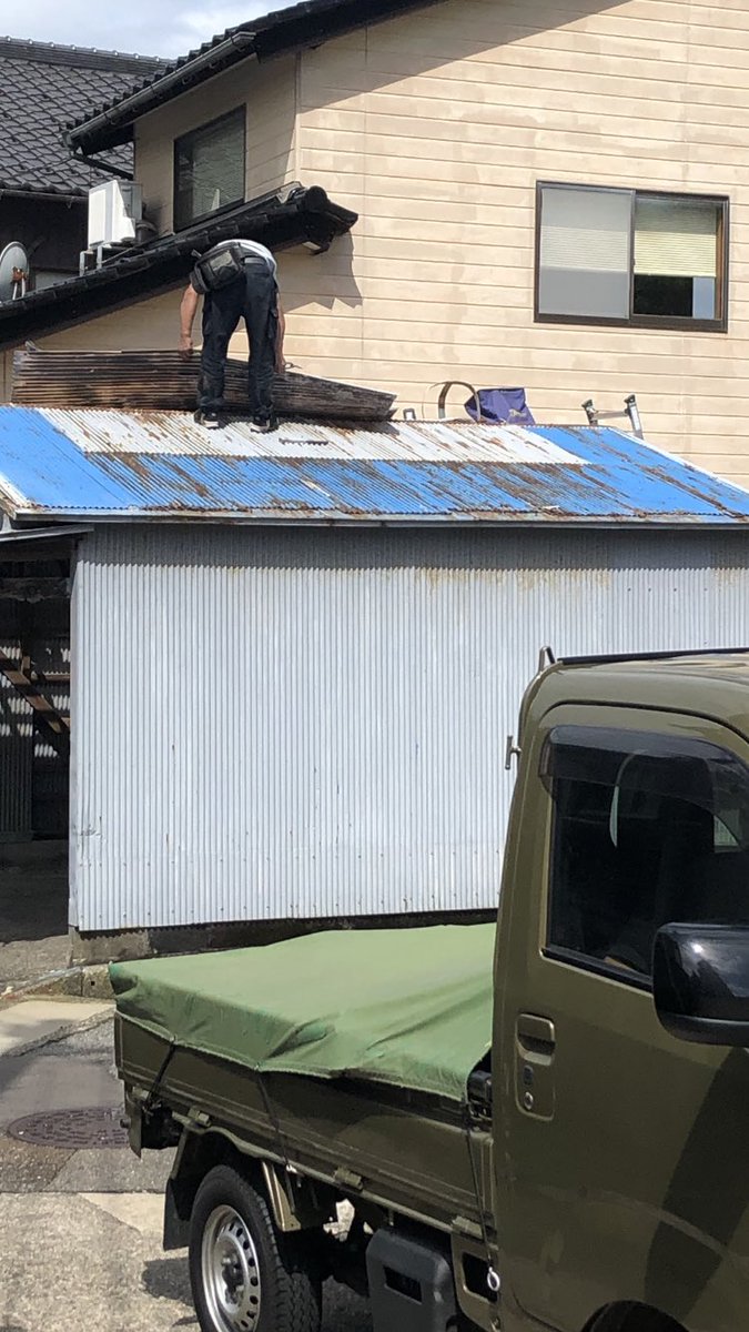 能登沖地震で被災して半年

工事の順番がやっときた！

明るい兆し‼️

我が家の車庫は昭和レトロなことに気づいた。

気持ちが明るくなったので久しぶりにツイート😆

#能登沖地震
#修繕
#被災
#職人さん
#昭和レトロ
#屋根