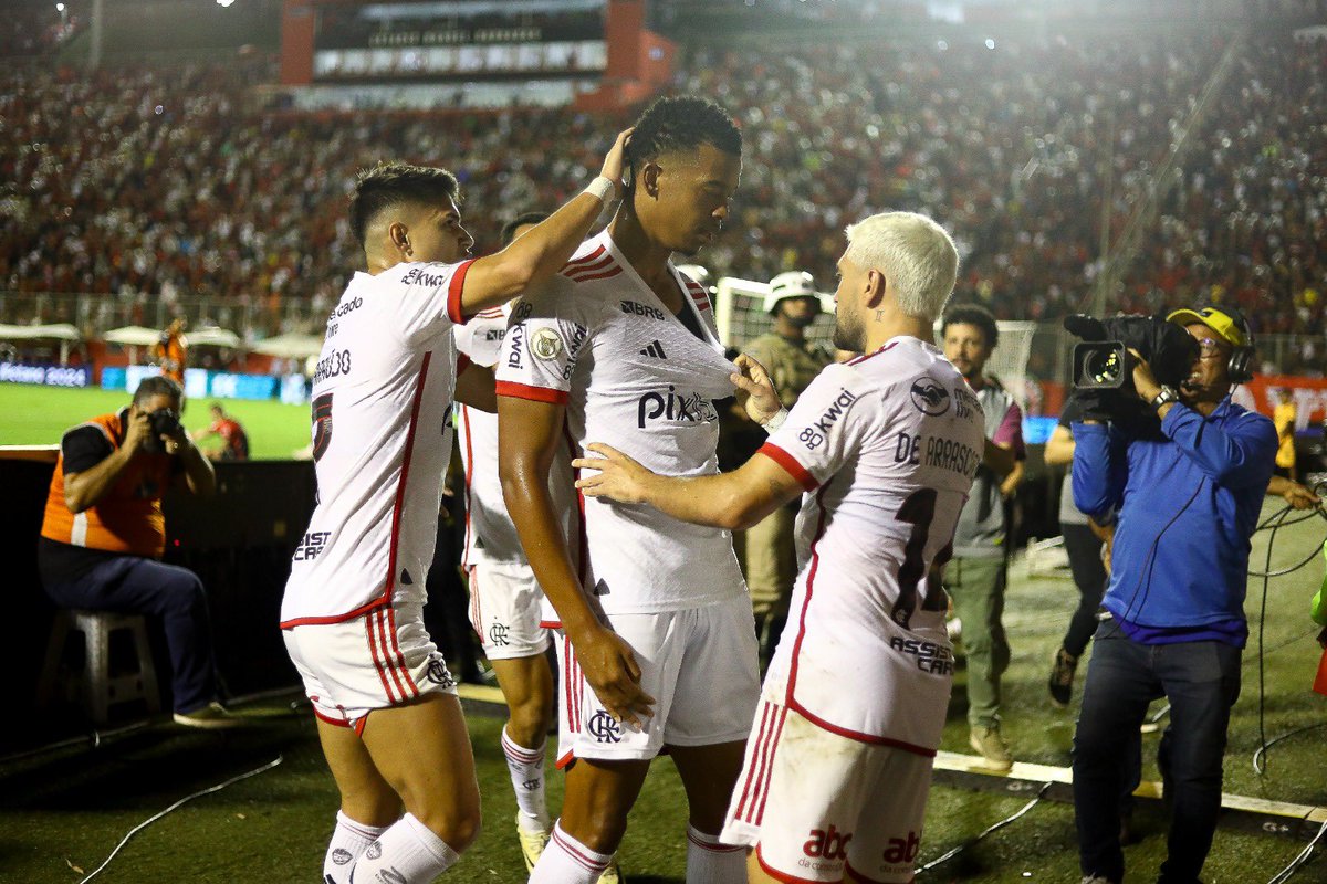 Flamengo's tweet photo. Take it easy, my brother Carlos

📸 Gilvan de Souza / CRF
#VamosFlamengo #CRF https://t.co/E6ulU74Rac