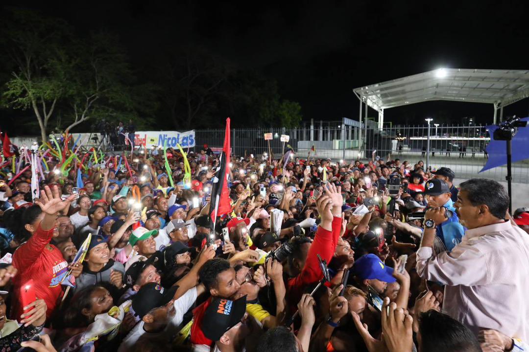 jorgerpsuv's tweet photo. En Barquisimeto ganamos las elecciones por el derecho al futuro y la estabilidad nacional. Gracias Lara por el desbordamiento de pueblo y el apoyo decidido a la democracia y la paz. ¡Vamos por la victoria definitiva de la independencia! https://t.co/b9kPL8XzJX