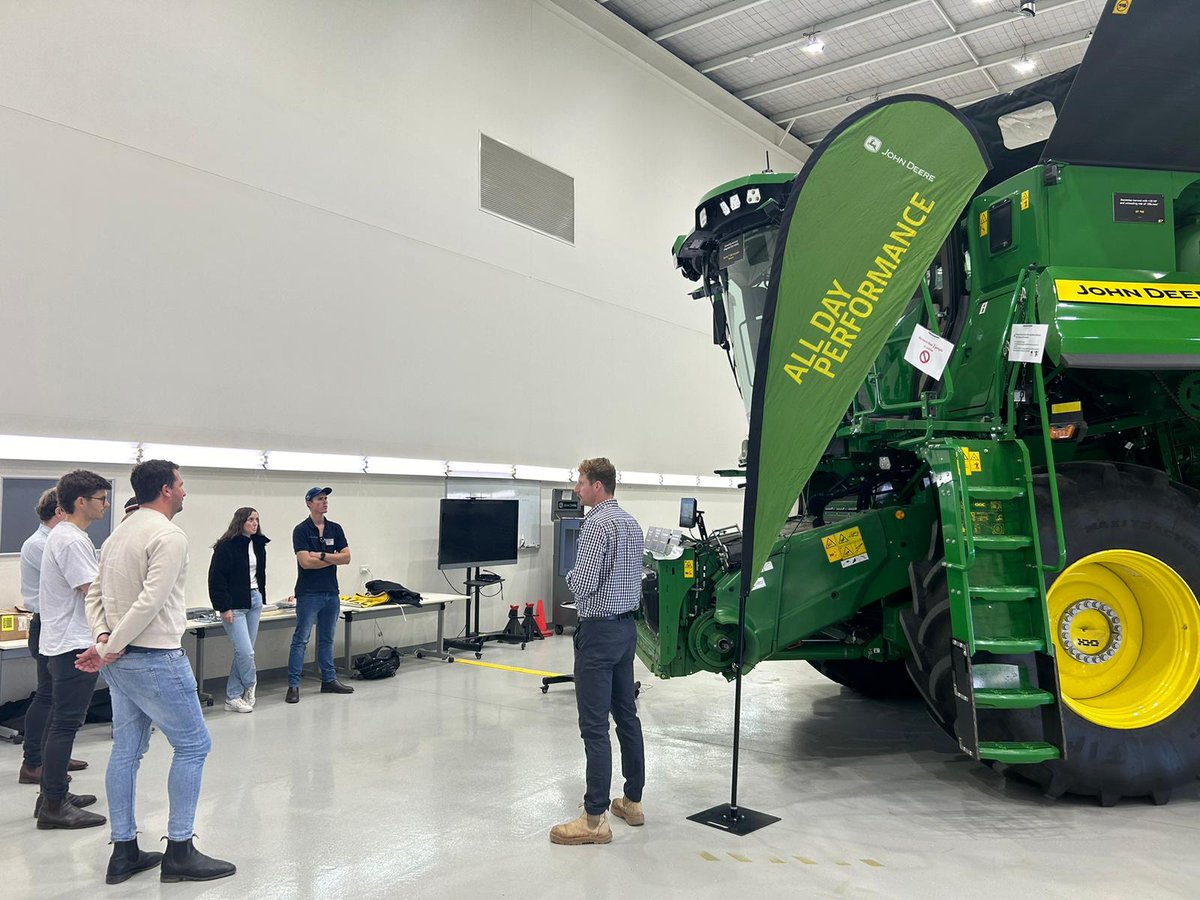 InnovGeneration's tweet photo. Thanks so much to @JohnDeereAUNZ for having us at their Crestmead Facility on Tuesday. The tour included seeing a selection of Small Grains equipment and technology, including See & Spray™ and the new S7 Combine firsthand. #IG24 https://t.co/HzfIUrab8t