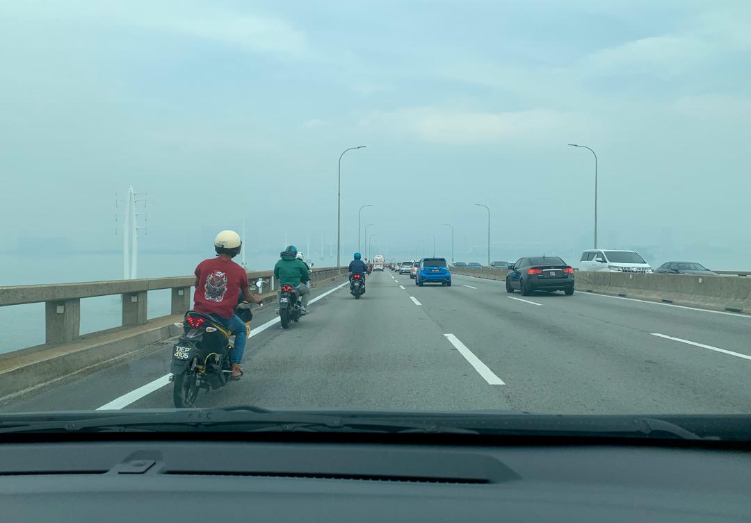 simonlausays's tweet photo. Penang's API is moderate this morning, but visibility isn't great. Photo taken after the #penangbridge mid-span. #jerebu #haze #penang https://t.co/36WFiIw4Ka