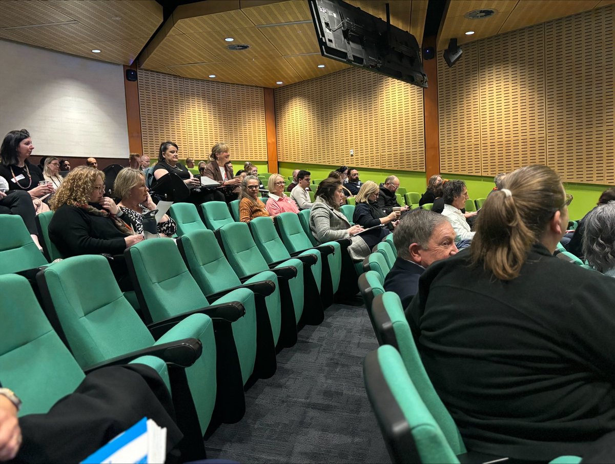 🌟 Exciting day at the La Trobe Rural Health School annual research conference🎤 Opening by MP Lisa Chesters, followed by Dean Jane Mills on "solutions-focused" rural health research.
Keynote by Belinda O’Sullivan on dynamic workforce solutions. 🚀✨#LaTrobeRHS #lrhsconference24