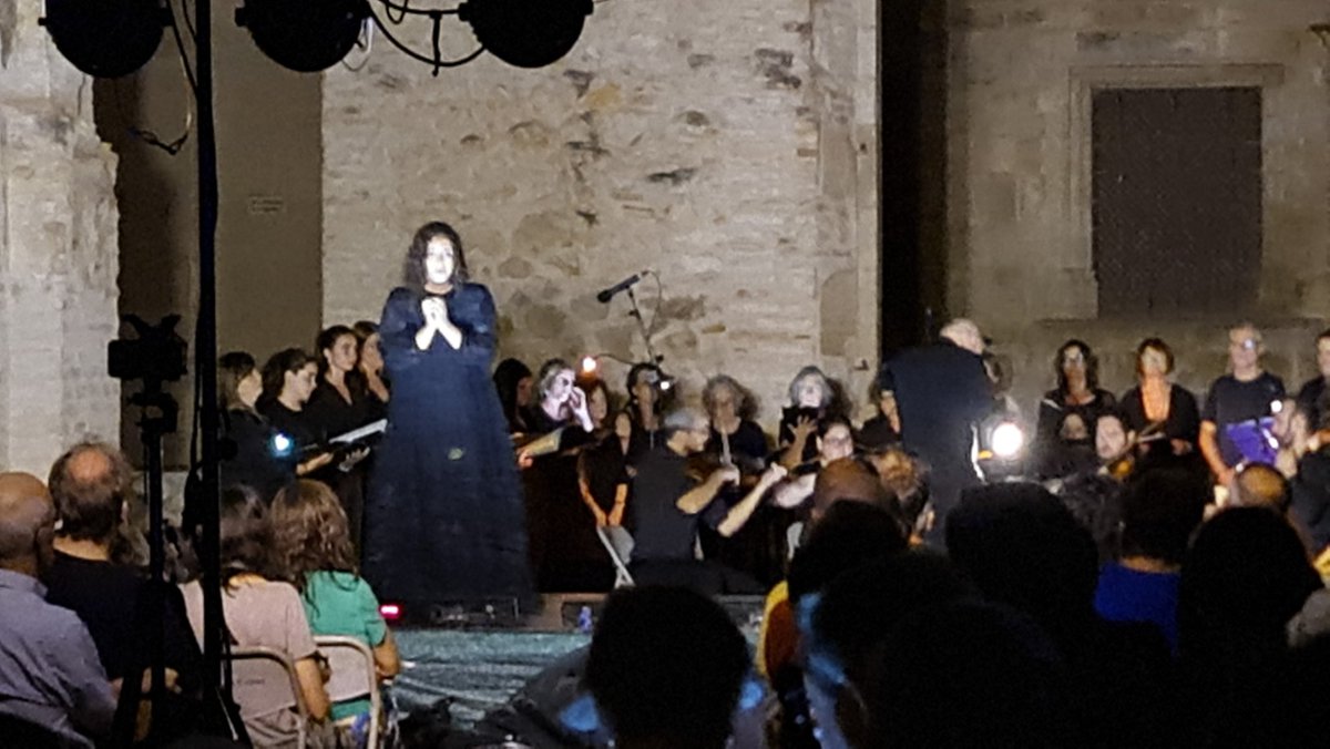 OscarOlogaray's tweet photo. A la plaça dels Dolors de #Tortosa, esta nit del 24 al 25 de juliol, commemorem el 86è aniversari de l'inici de la Batalla de l'Ebre amb l'espectacle multidisciplinari. 'Pols. Veus de la memòria', en el marc del #ProtoFest https://t.co/5gGiCuzqBH