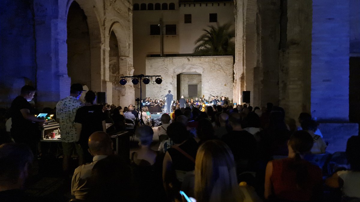 OscarOlogaray's tweet photo. A la plaça dels Dolors de #Tortosa, esta nit del 24 al 25 de juliol, commemorem el 86è aniversari de l'inici de la Batalla de l'Ebre amb l'espectacle multidisciplinari. 'Pols. Veus de la memòria', en el marc del #ProtoFest https://t.co/5gGiCuzqBH