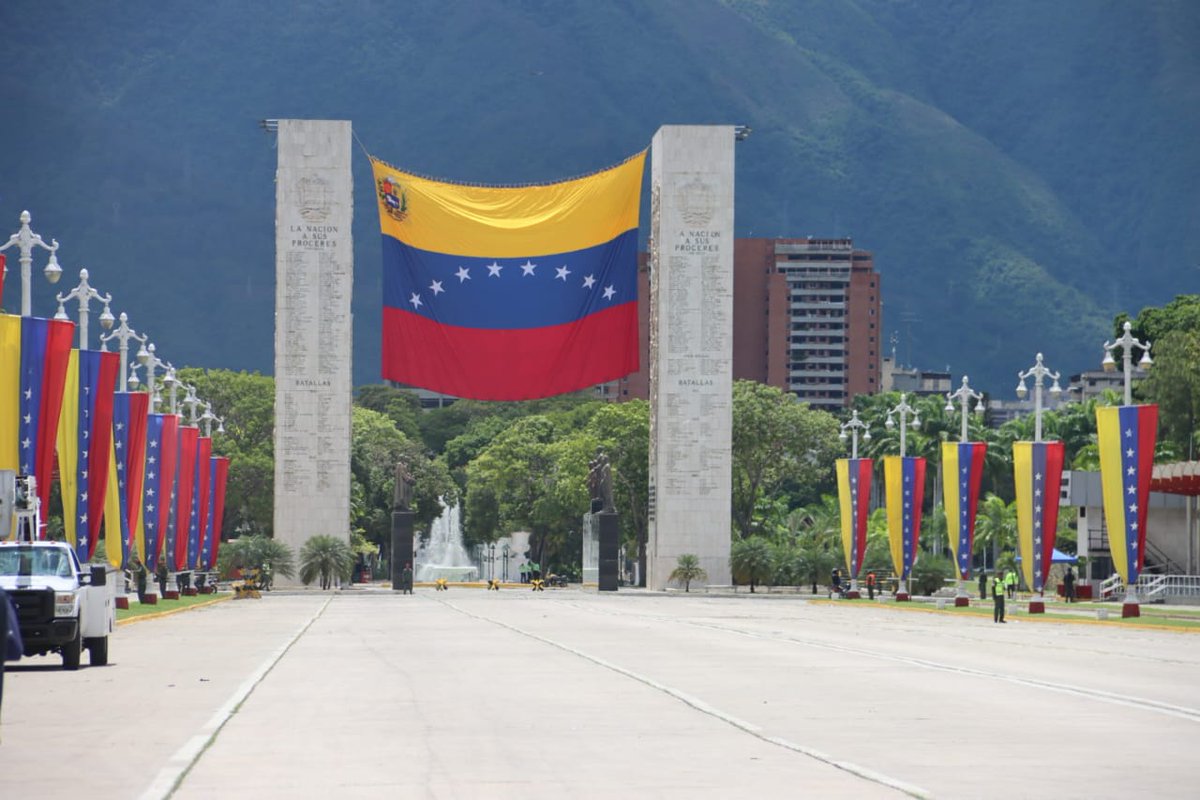 CGRVenezuela's tweet photo. Al despliegue del Plan República en Los Próceres, también asistieron el fiscal general @MinpublicoVEN, Dr. @TarekWiliamSaab; el @Defensoria_Vzla, Dr. @aruizddp; y el vicepresidente Sectorial para la Seguridad Ciudadana y la Paz, A/J @CeballosEnLinea. https://t.co/qj647hVpLc